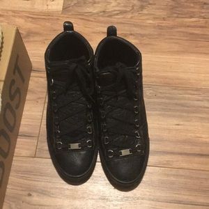 Selling yezzys and balenciagias lmk